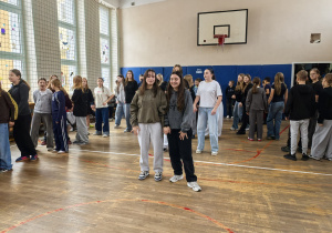 Grupa uczniów bawiących się w czasie dyskoteki