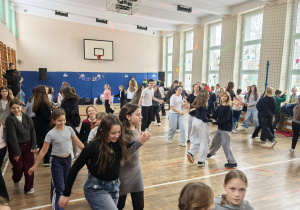 Grupa uczniów bawiących się w czasie dyskoteki