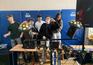 Uczniowie obsługujący sprzet nagłasniający