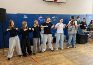 Grupa uczniów bawiących się w czasie dyskoteki