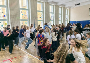Grupa uczniów bawiących się w czasie dyskoteki