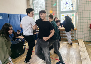 Grupa uczniów bawiących się w czasie dyskoteki