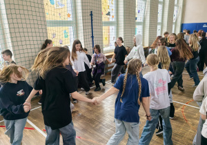 Grupa uczniów bawiących się w czasie dyskoteki