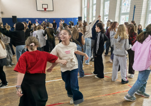 Grupa uczniów bawiących się w czasie dyskoteki