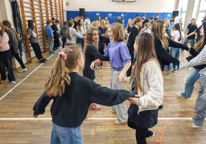 Grupa uczniów bawiących się w czasie dyskoteki