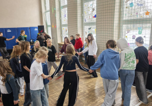 Grupa uczniów bawiących się w czasie dyskoteki