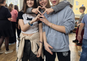 Grupa uczniów bawiących się w czasie dyskoteki