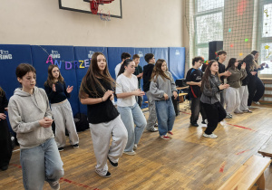 Grupa uczniów bawiących się w czasie dyskoteki