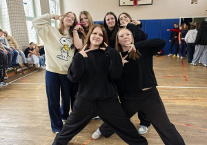 Grupa uczniów bawiących się w czasie dyskoteki