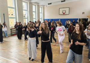 Grupa uczniów bawiących się w czasie dyskoteki
