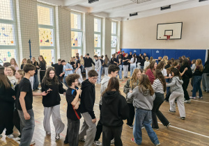 Grupa uczniów bawiących się w czasie dyskoteki
