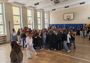 Grupa uczniów bawiących się w czasie dyskoteki