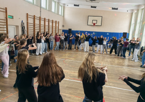 Grupa uczniów bawiących się w czasie dyskoteki