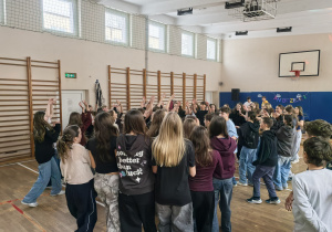 Grupa uczniów bawiących się w czasie dyskoteki