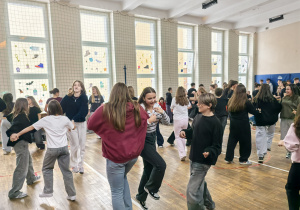 Grupa uczniów bawiących się w czasie dyskoteki