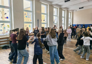 Grupa uczniów bawiących się w czasie dyskoteki