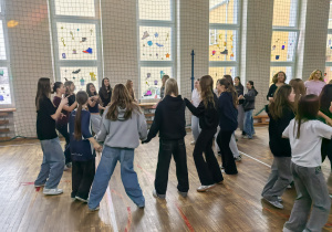Grupa uczniów bawiących się w czasie dyskoteki