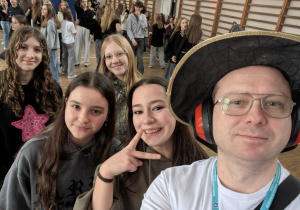 Grupa uczniów bawiących się w czasie dyskoteki