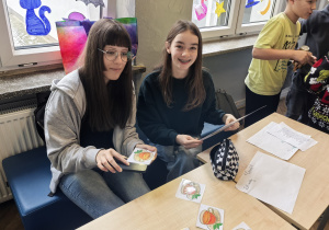 Uczniowie w czasie kiermaszu andrzejkowego