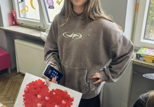 Uczniowie w czasie kiermaszu andrzejkowego