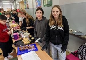 Uczniowie w czasie kiermaszu andrzejkowego