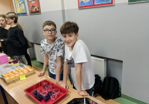 Uczniowie w czasie kiermaszu andrzejkowego