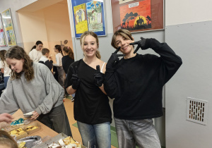 Uczniowie w czasie kiermaszu andrzejkowego