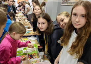 Uczniowie w czasie kiermaszu andrzejkowego