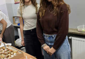 Uczniowie w czasie kiermaszu andrzejkowego