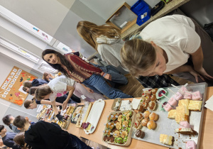 Uczniowie w czasie kiermaszu andrzejkowego