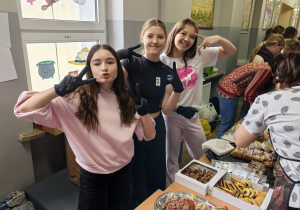 Uczniowie w czasie kiermaszu andrzejkowego