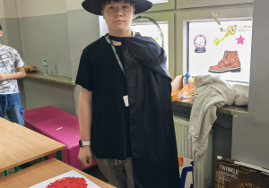 Uczniowie w czasie kiermaszu andrzejkowego