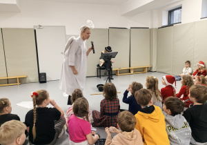 Uczniowie i animatorzy w czasie koncertu