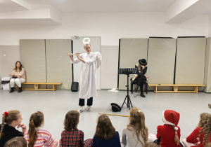 Uczniowie i animatorzy w czasie koncertu