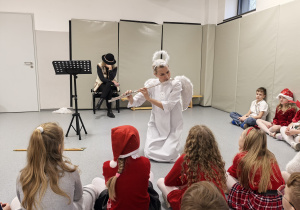 Uczniowie i animatorzy w czasie koncertu