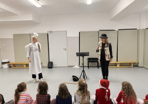 Uczniowie i animatorzy w czasie koncertu