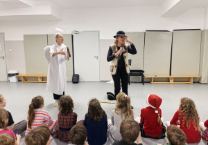 Uczniowie i animatorzy w czasie koncertu