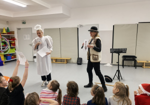 Uczniowie i animatorzy w czasie koncertu