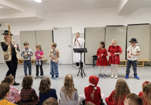 Uczniowie i animatorzy w czasie koncertu