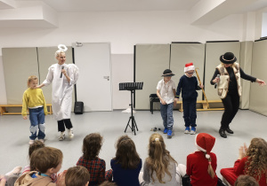 Uczniowie i animatorzy w czasie koncertu