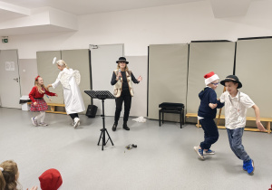 Uczniowie i animatorzy w czasie koncertu