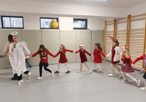 Uczniowie i animatorzy w czasie koncertu