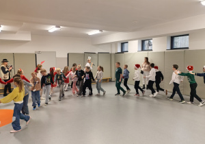 Uczniowie i animatorzy w czasie koncertu