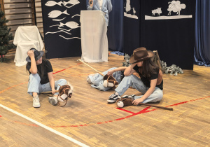 Uczniowie w czasie przedstawienia