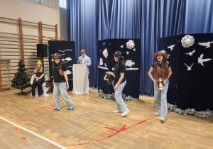 Uczniowie w czasie przedstawienia