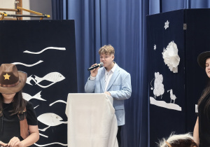 Uczniowie w czasie przedstawienia