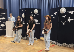 Uczniowie w czasie przedstawienia