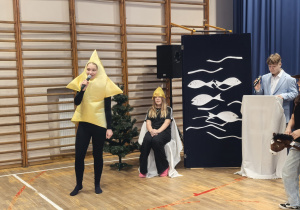 Uczniowie w czasie przedstawienia