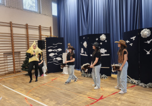 Uczniowie w czasie przedstawienia