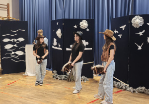 Uczniowie w czasie przedstawienia